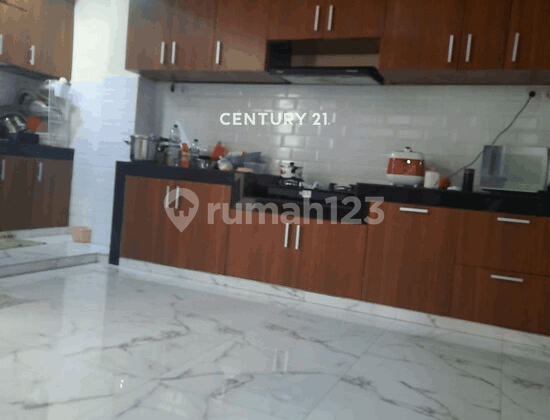 Rumah Mewah Berarsitektur Klasik di Pondok Bambu Jakarta Timur 2