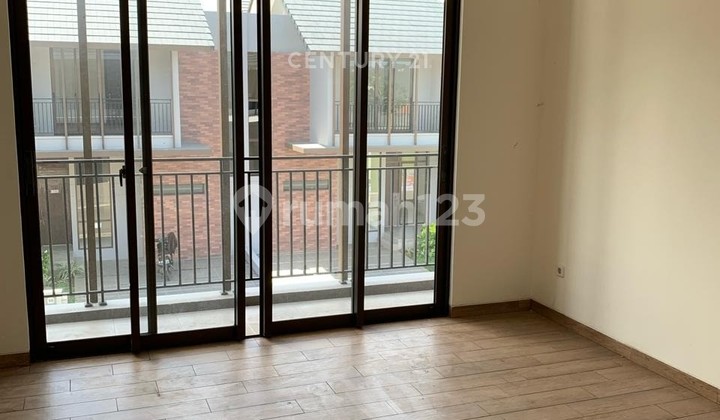 Rumah 2 Lantai di Suvarna Sutera Cluster Dakota Tangerang