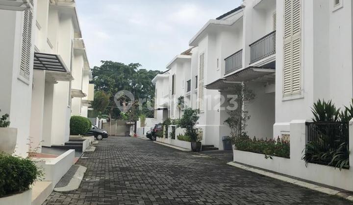 Rumah Townhouse di Kemang Bebas Banjir Dekat Pusat Perbelanjaan