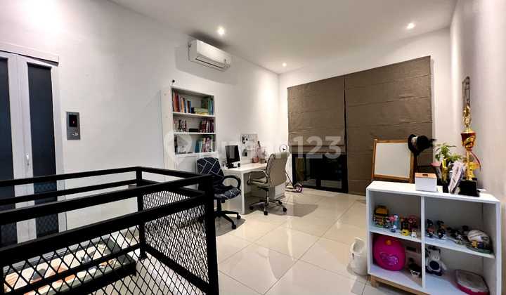 Rumah Scandivaian Dengan Private Lift di Kemang Security 24 Jam  8
