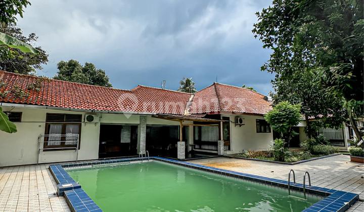 House in Kemang Timur Raya, Spacious Yard and Parking, Suitable for Business 2