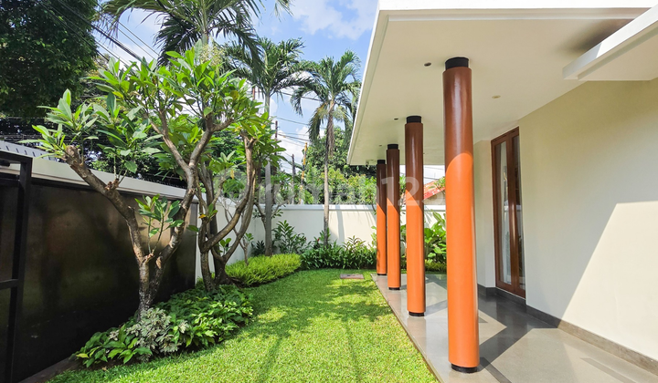 Rumah Bagus Tropical Modern di Cipete Cilandak Private Pool SHM 2