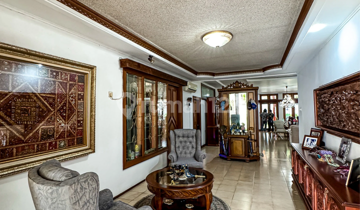 Multi-Level House With Many Accesses to Spacious Yard + Swimming Pool 2