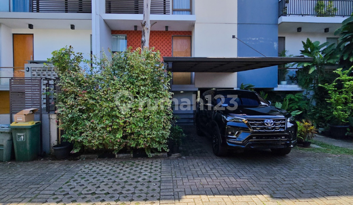 For Rent!!! 3-Story House in South Jakarta with Small Pool + 24-Hour Security For Rent!!! 3-Story House in South Jakarta with Small Pool + 24-Hour Security