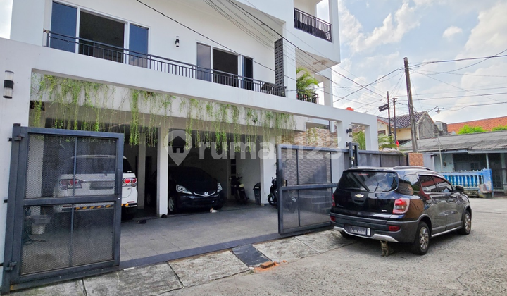 3-Story House in a Toll Access Complex with SHM HOOK Position