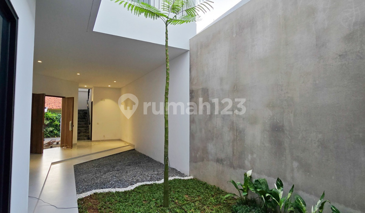 Rumah 3 Lantai Brandnew Di Kemang Desain American Classic Bagus 1