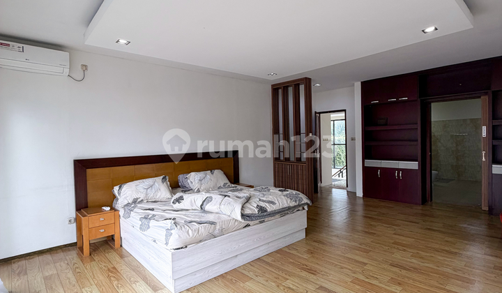 Rumah Villa 2 Lantai di Jagakarsa Ragunan Ada Pool SHM 2