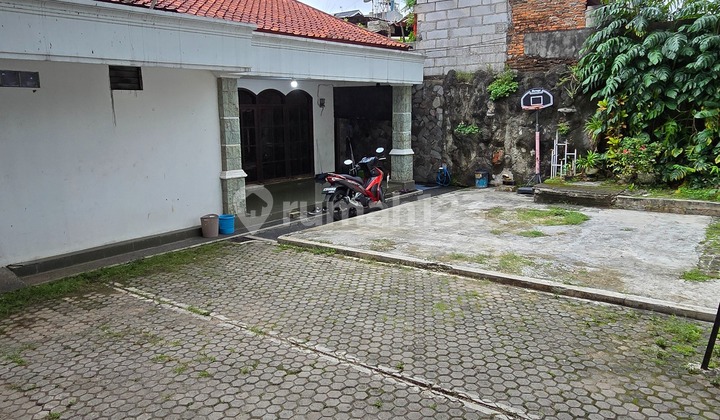 Rumah 1 lantai di pinggir jalan dekat hutan kota srengseng shm