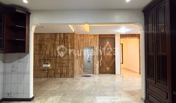 Exclusive Hoek House Pejaten - 6 Kamar, LB 312M², Parkir 5 Mobil 2