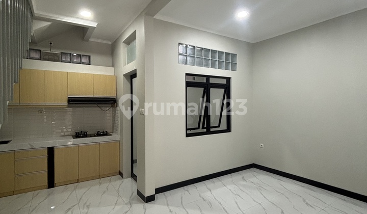 Dijual Rumah Baru Strategis 2 Lantai di Taman Kopo Indah