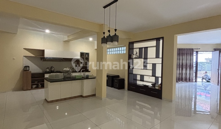 DISEWAKAN RUMAH STRATEGIS 2 FUNGSI DI BUAH BATU BANDUNG