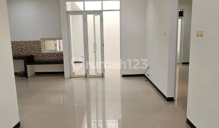 Disewakan Rumah Siap Huni Asri di Sommerville Taman Kopo Indah 5