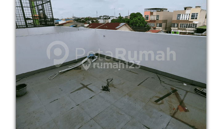 Sewa Townhouse 3 Lantai Kondisi Baru Dalam Komplek Perbatasan Palace Daerah Krakatau 3
