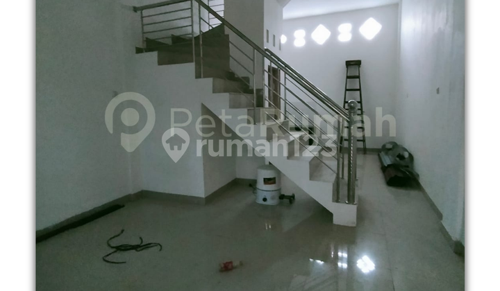 Sewa Townhouse 3 Lantai Kondisi Baru Dalam Komplek Perbatasan Palace Daerah Krakatau 4