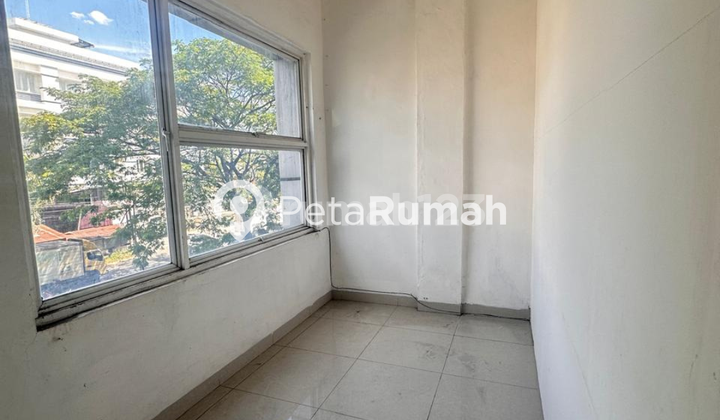 FOR SALE: CEMARA ASRI COMPLEX SHOPHOUSE, IDEAL FOR BUSINESS 2