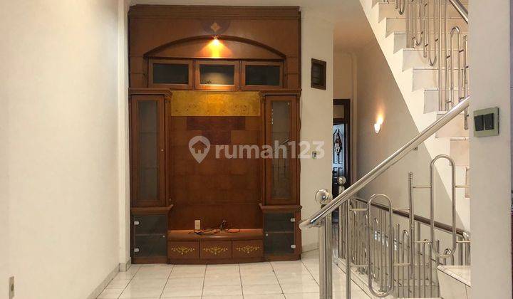 Rumah 2 Lantai Bagus Unfurnished SHM di Jl Pembangunan Krakatau, 12