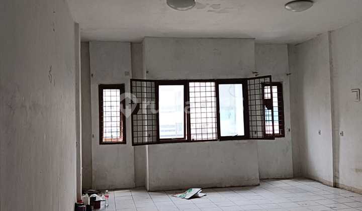 Disewakan Ruko 4½ Lantai Hadap Dalam di Mega Sunter - Jakarta Utara