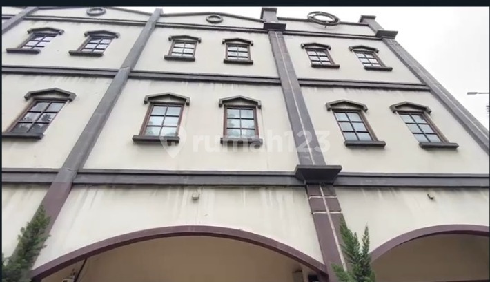 Ruko Rendeng 3 Lantai Strategis di Surya Sumantri Bandung Ruko Rendeng 3 Lantai Strategis di Surya Sumantri Bandung