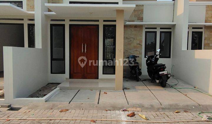 Dipasarkan 8 unit Rumah ( 1 Lantai 5 Unit & 2 Lantai 3 Unit ) 1