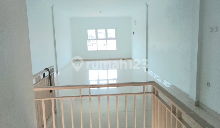 Cheap !! Street-Facing Shop House in Bekasi City 2 Floors for Rent 2