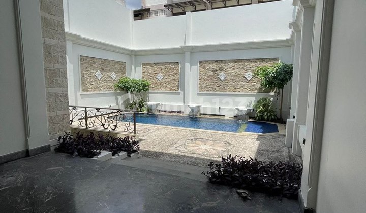 Rumah Mewah Dengan Kolam Renang Jatinegara Wedana Otista 2