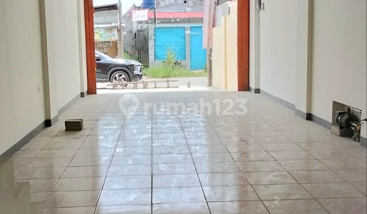 Cheap 3 Adjacent Shops for Rent in Cilodong, Depok 2