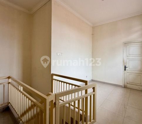 For Sale, Ma'am !! Luxurious Spacious 789 House in Ulujami Pesanggrahan, South Jakarta 2