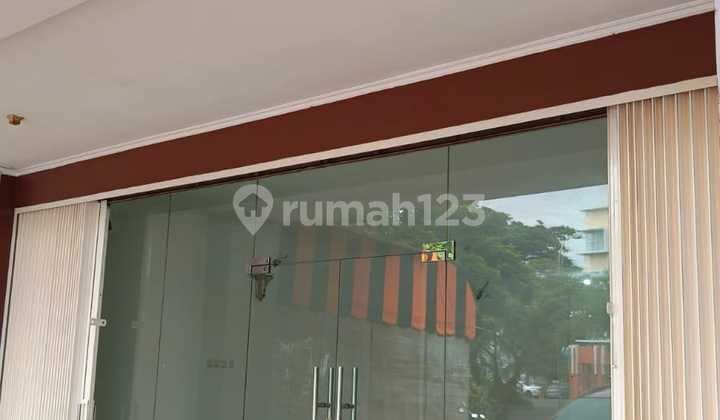 Crowded Shophouse for Rent on Harapan Indah Boulevard in Bekasi 2