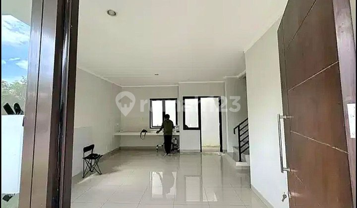 MURAH HOEK Luas 193 !! Rumah Di Summarecon Bekasi Cluster Burgundy 2