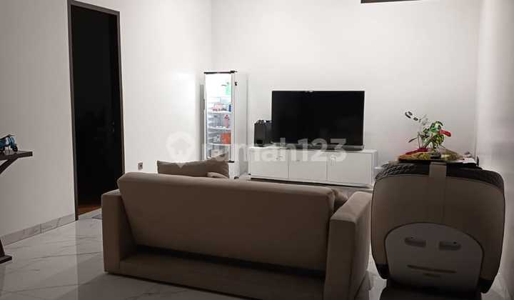 FOR SALE: 3-STORY HOUSE WITH A READY-TO-OCCUPY ROOFTOP IN MERUYA 2