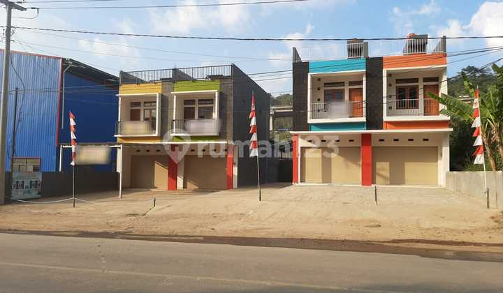 Beautiful ready-to-use shop house in a strategic location on Mainroad Padalarang. 1