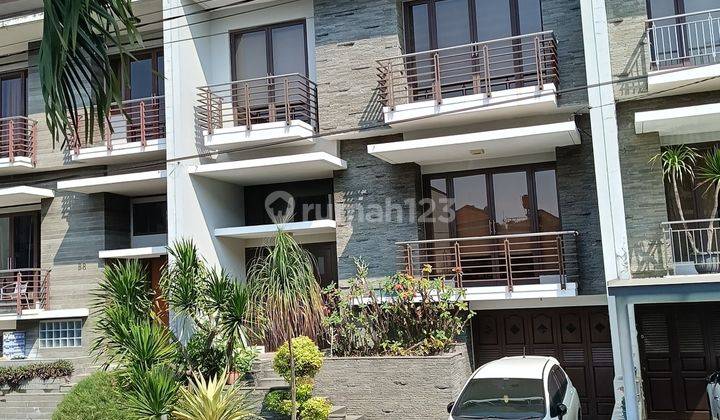 di Sudirman Town House 
jl.Sudirman  Bandung 3 Lantai SHM Timur 1