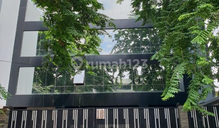 Gedung di Menteng, Jakarta Pusat. 6 Lantai. Ada Rooftop