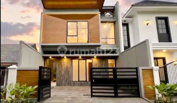 Modern Style House for Sale in Rungkut Asri Utara, Near Merr, UPN Campus 2