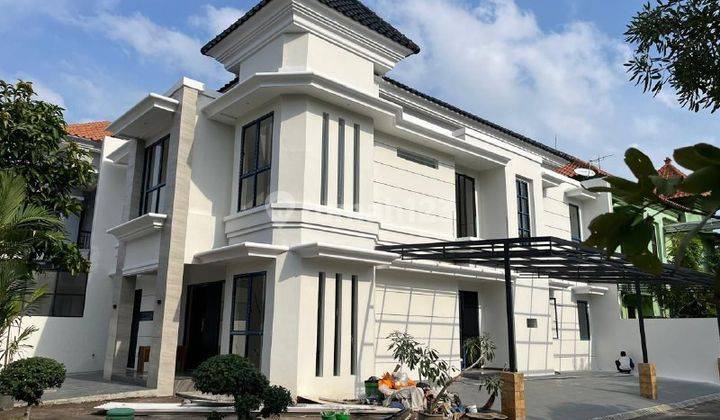 Rumah Depan Taman di Perumahan Elit Eklusif di Jemursari Regency 1