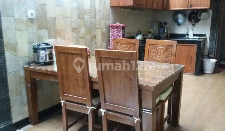 ruang makan rumah kos furnished di gresik