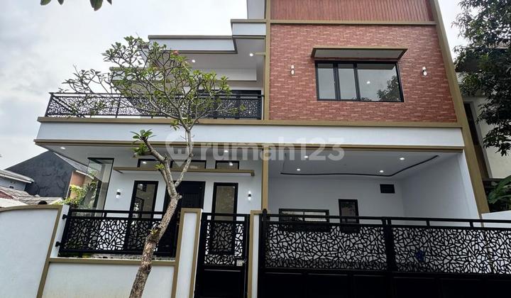 Rumah Baru Hoek di Kencana Loka BSD City, Bangunan Mandiri Siap Huni