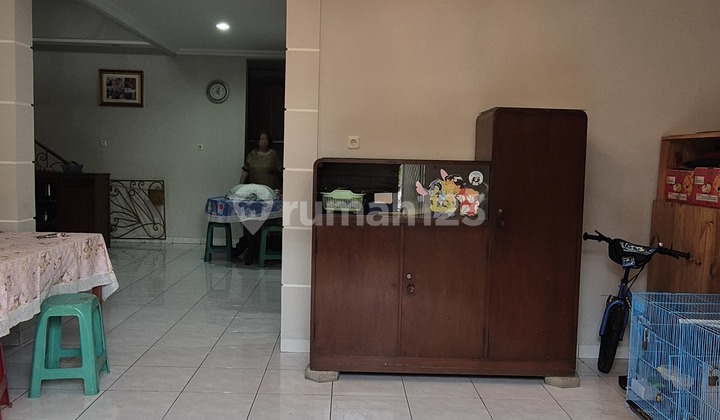 Rumah Rapih Minimalis Puri Indah Hadap Selatan 2