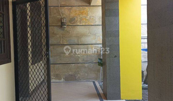 Disewakan Rumah Bagus Baru Renov Kinclong di Wiyung Surabaya Barat
 3