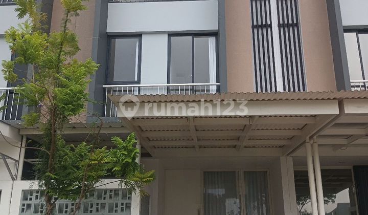 Nice 3-story house in the Royal Residence Cluster Oakwood, Wiyung