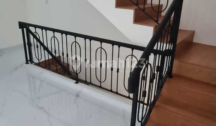 Brand New Rumah Minimalis 3 Lantai Puri Indah 2