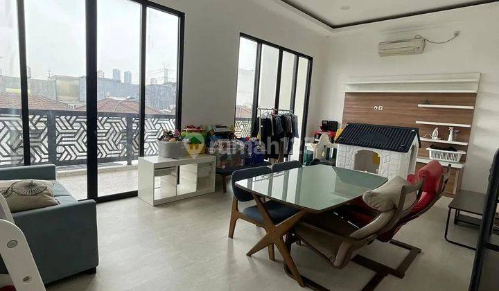 Lepas Cepat Rumah Modern 3 Lantai Puri Mansion, Jakarta Barat 2