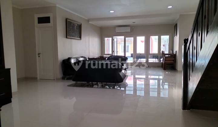 Disewakan Rumah 2 lantai + Pool, dalam komplek Bintaro sektor3A 19