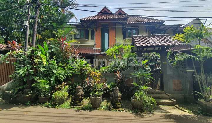 For sale, a house in front of a beautiful and shady park, Kebayoran Baru (CM JP)