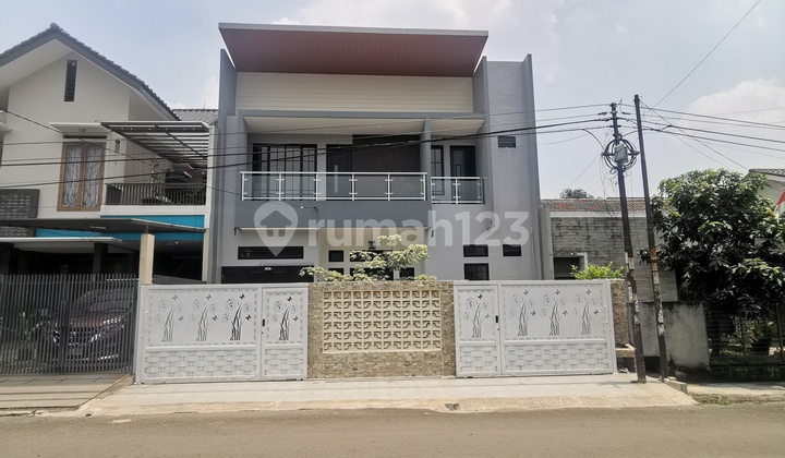 DIJUAL RUMAH MANDIRI 2 LANTAI + KOLAM RENANG. DEKAT KRL DAN TOL