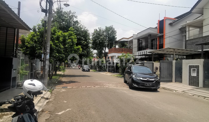 DIJUAL RUMAH MANDIRI 2 LANTAI + KOLAM RENANG. DEKAT KRL DAN TOL