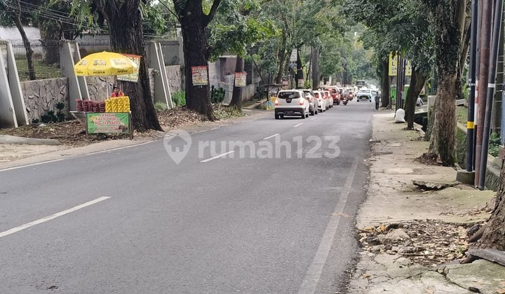 Land in Bandung, roadside in business area.