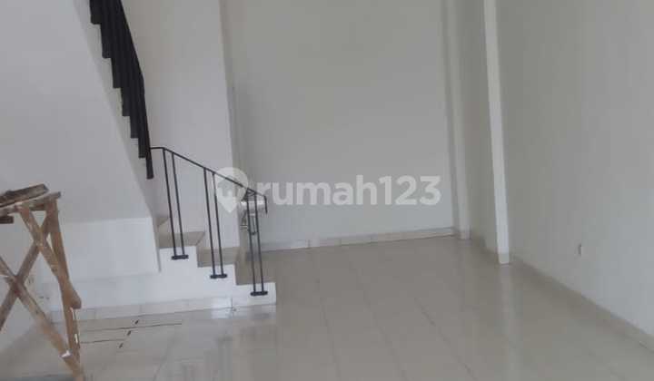 Di Sewakan Ralat : 
Posisi Ruko di jalan utama dan seberang Burger King Vila Mutiara Gading 2 Gading Terrace 9