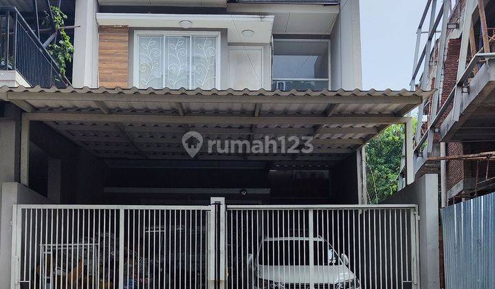 Rumah 2 Lantai SHM di Regensi Melati Mas, Tangerang Selatan 1