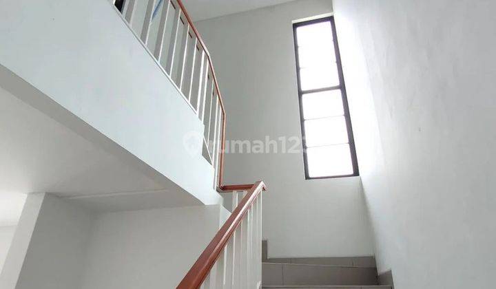 Dijual rumah 2 lantai di Puri indah dekat perkantoran 